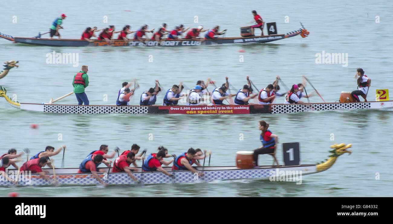 Le squadre si sfidano durante il 20° Festival della barca del drago di Hong Kong presso il Regatta Center, Dockside Road, Londra. Foto Stock