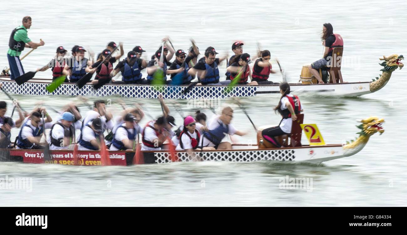 Le squadre si sfidano durante il 20° Festival della barca del drago di Hong Kong presso il Regatta Center, Dockside Road, Londra. Foto Stock
