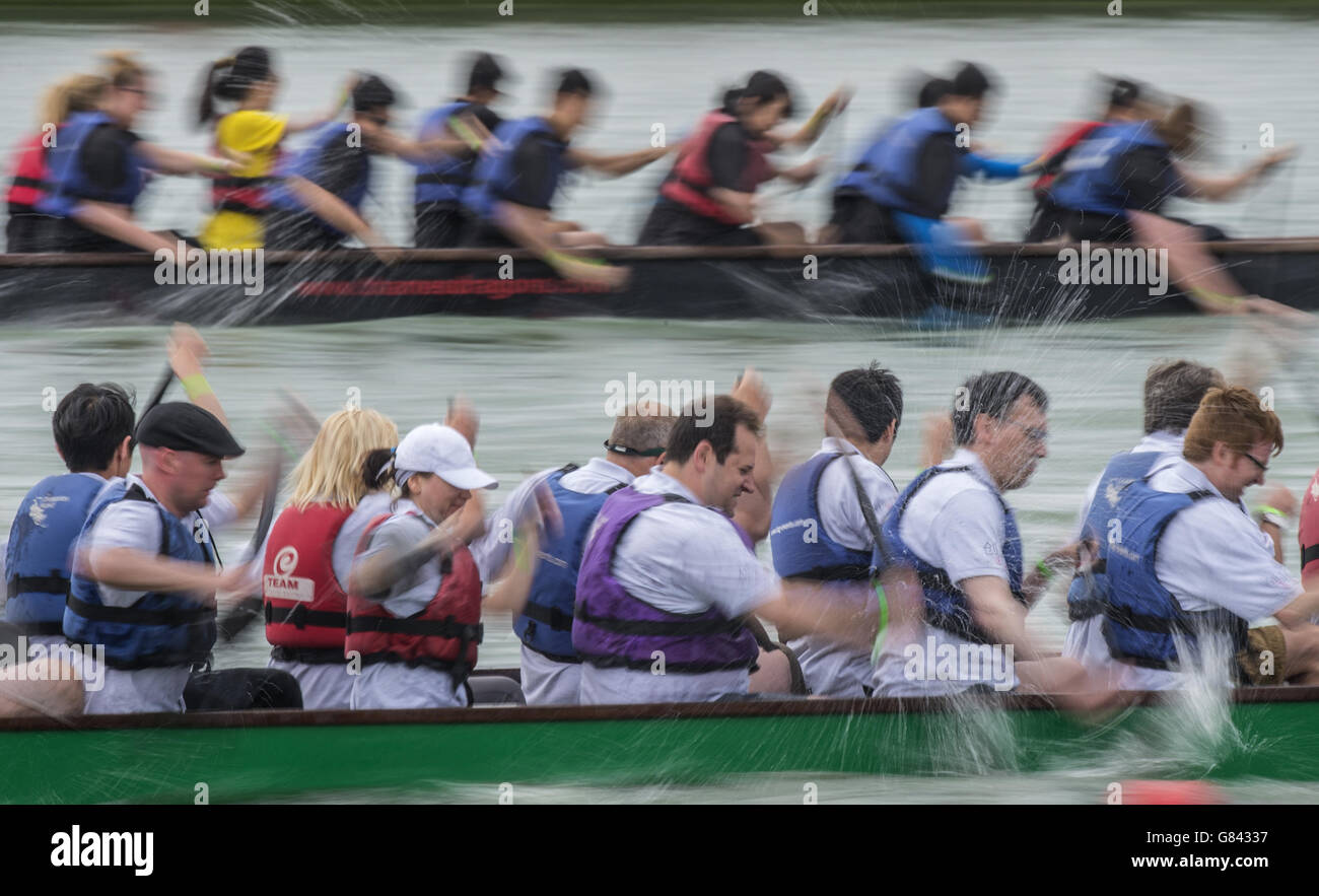 Le squadre si sfidano durante il 20° Festival della barca del drago di Hong Kong presso il Regatta Center, Dockside Road, Londra. Foto Stock