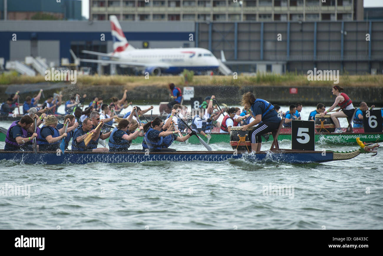 Le squadre si sfidano durante il 20° Festival della barca del drago di Hong Kong presso il Regatta Center, Dockside Road, Londra. Foto Stock
