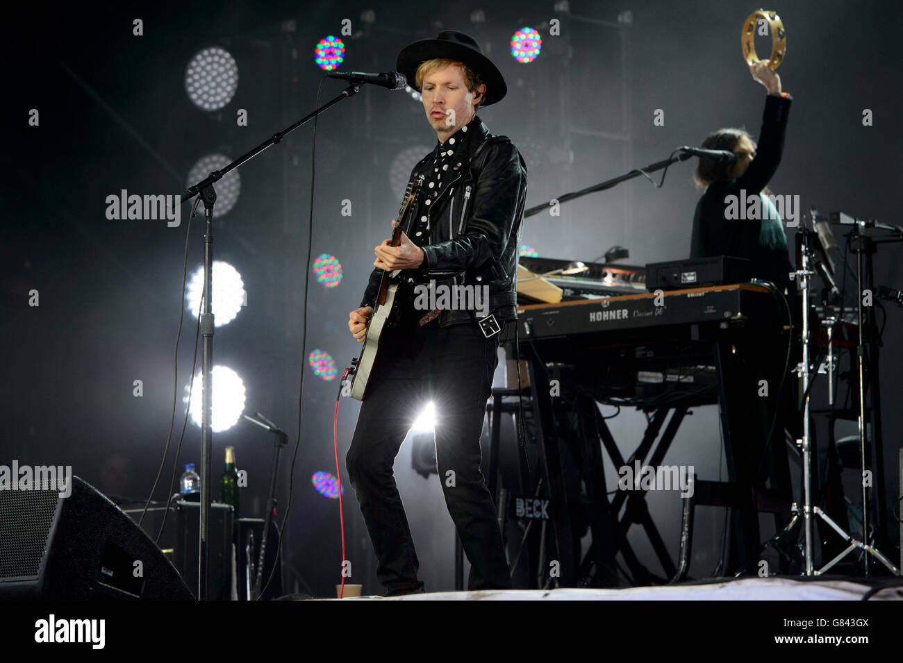 Beck esegue al Glastonbury festival di musica Foto Stock
