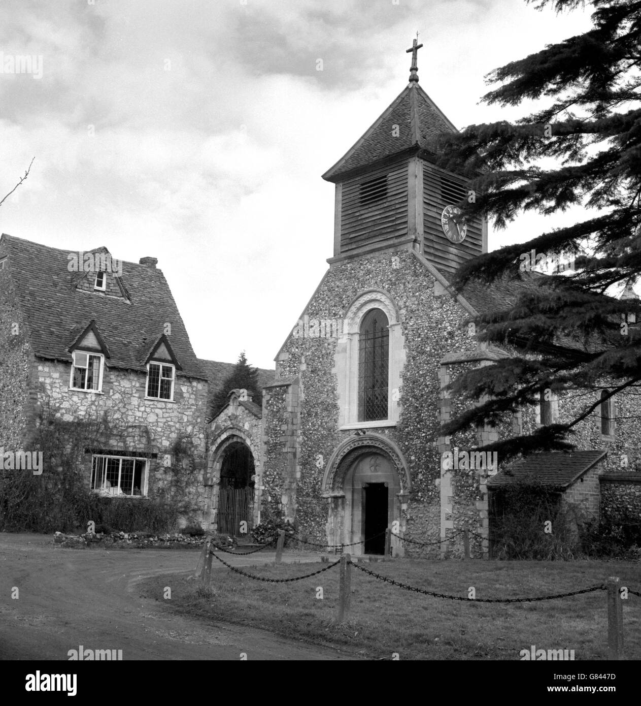 Il fronte nord dell'antica chiesa di Santa Maria la Vergine a Hurley, Berkshire. Anche se prevalentemente normanna, vi sono prove di lavori sassoni nell'edificio. Foto Stock