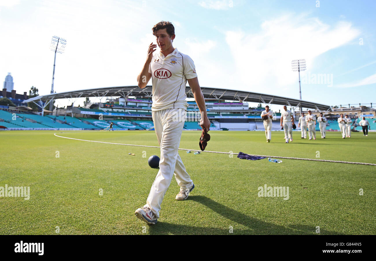Il Surrey's Zafar Ansari guida la sua squadra dal campo dopo la carriera le migliori figure del bowling di 6 per 30 hanno aiutato a sconfiggere Gloucestershire. Foto Stock