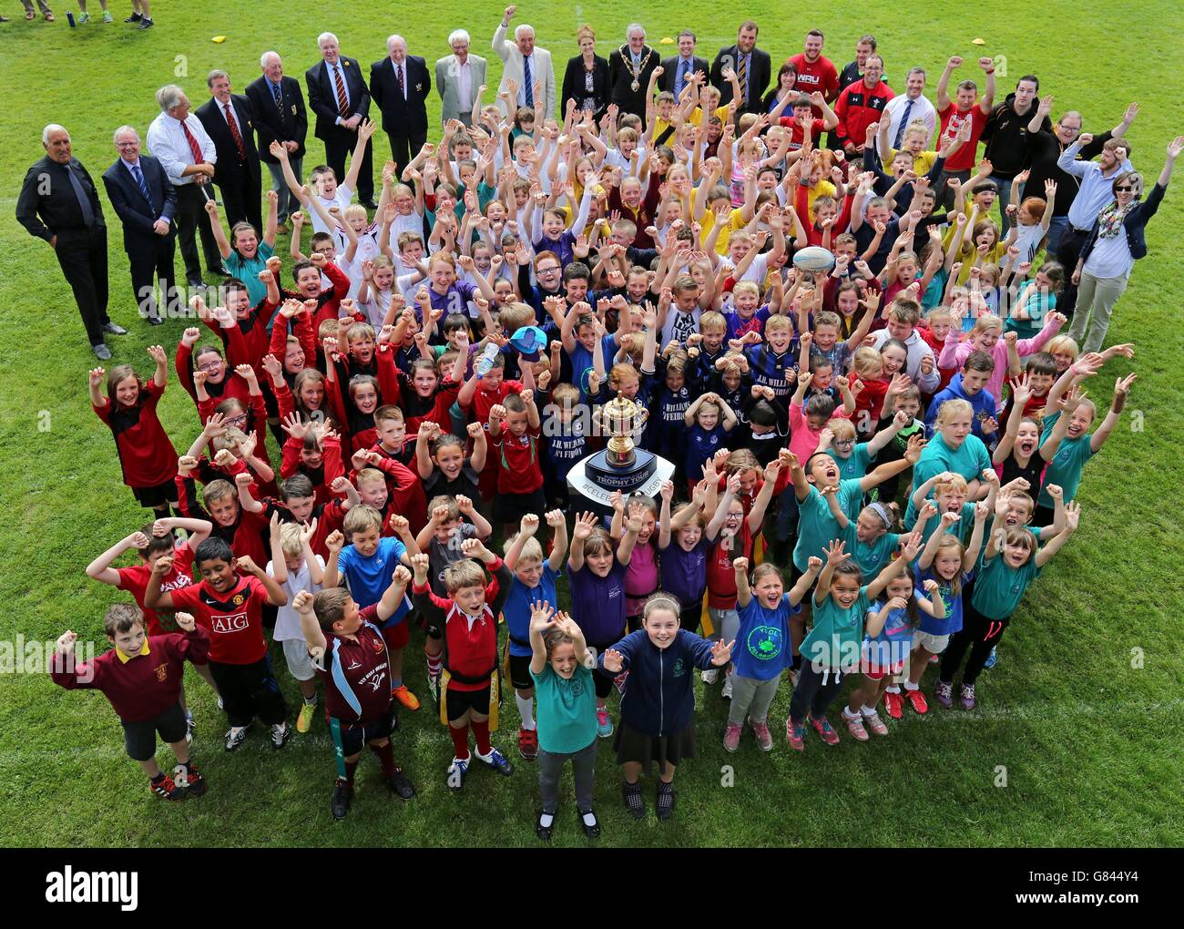 I bambini si acclamano mentre circondano la Webb Ellis Cup in un festival di rugby presso il campus della Trinity Saint David Lampeter dell'Università del Galles il giorno 19 del 100 giorno del Rugby World Cup Trophy Tour del Regno Unito &amp; Irlanda. Foto Stock