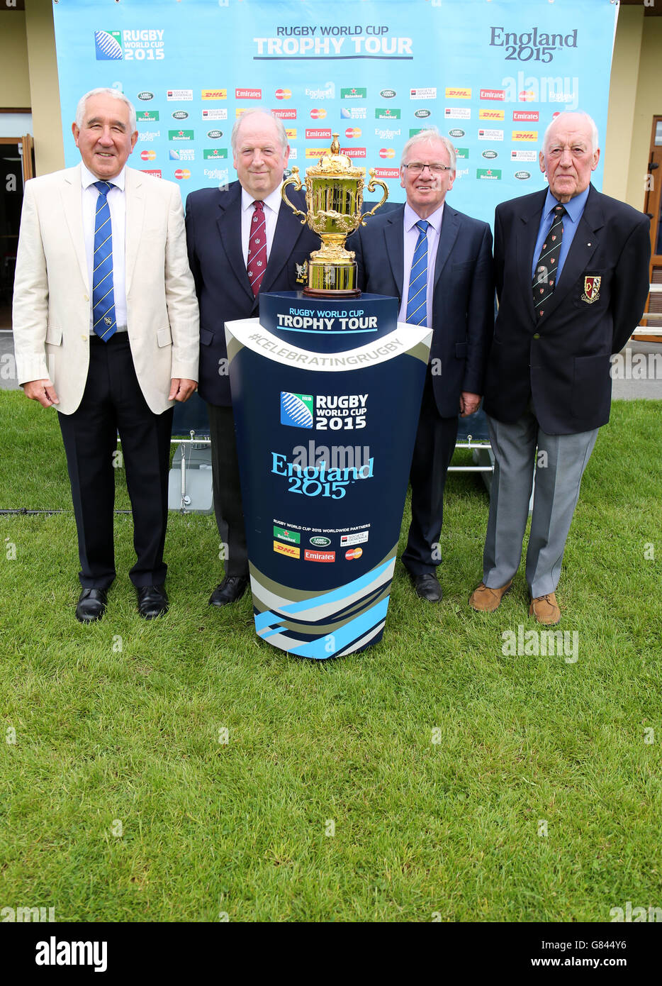 Eifion Griffiths, Selwyn Walters, Randolph Thomas e Hywel Davies si esibiscono con la Webb Ellis Cup e partecipano a un festival di rugby presso il campus della University of Wales Trinity Saint David Lampeter il giorno 19 del Rugby World Cup Trophy Tour di 100 giorni del Regno Unito e dell'Irlanda. Foto Stock