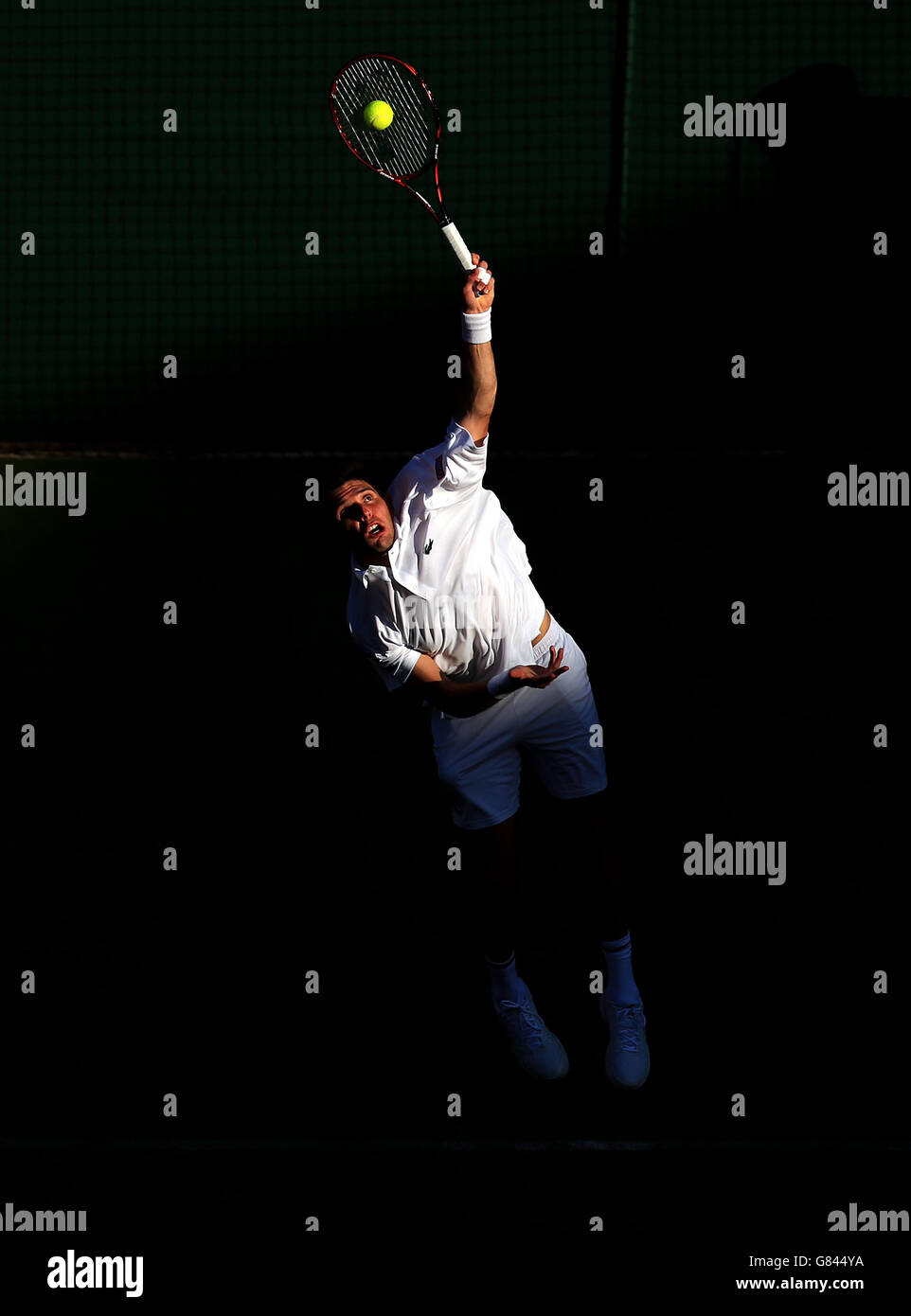 Federico Delbonis in azione contro Grigor Dimitrov durante il giorno uno dei Campionati di Wimbledon presso l'All England Lawn Tennis and Croquet Club di Wimbledon. Foto Stock
