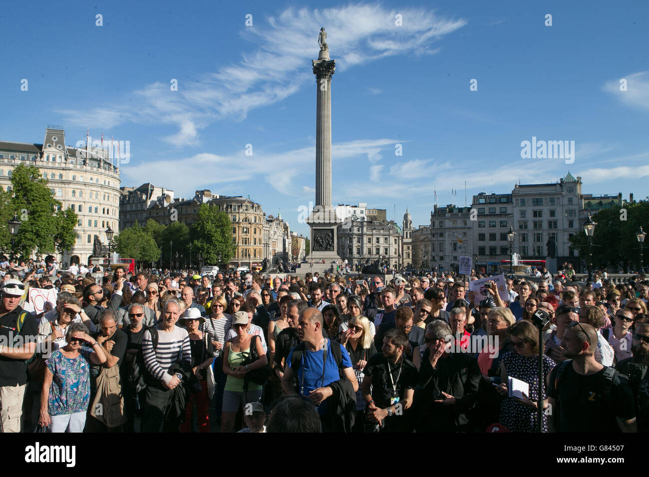 I manifestanti prendono parte a una protesta contro la Banca Centrale europea, a Trafalgar Square, Londra, per i rimborsi del debito greco. Foto Stock