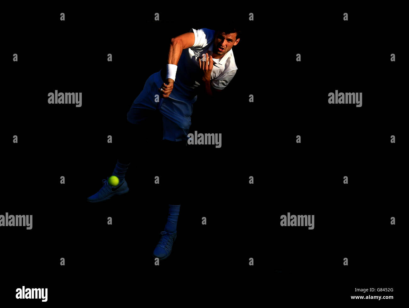 Grigor Dimitrov in azione contro Federico Delbonis durante il giorno uno dei Campionati di Wimbledon presso l'All England Lawn Tennis and Croquet Club di Wimbledon. PREMERE ASSOCIAZIONE foto. Data immagine: Lunedì 29 giugno 2015. Vedi PA Story TENNIS Wimbledon. Il credito fotografico dovrebbe leggere Mike Egerton/PA Wire. RESTRIZIONI: . Nessun uso commerciale senza previo consenso scritto dell'AELTC. Solo uso di immagini fisse - nessuna immagine in movimento per emulare la trasmissione. Nessuna sovrapposizione o rimozione dei logo degli sponsor/degli annunci. Per ulteriori informazioni, chiamare il numero +44 (0)1158 447447. Foto Stock