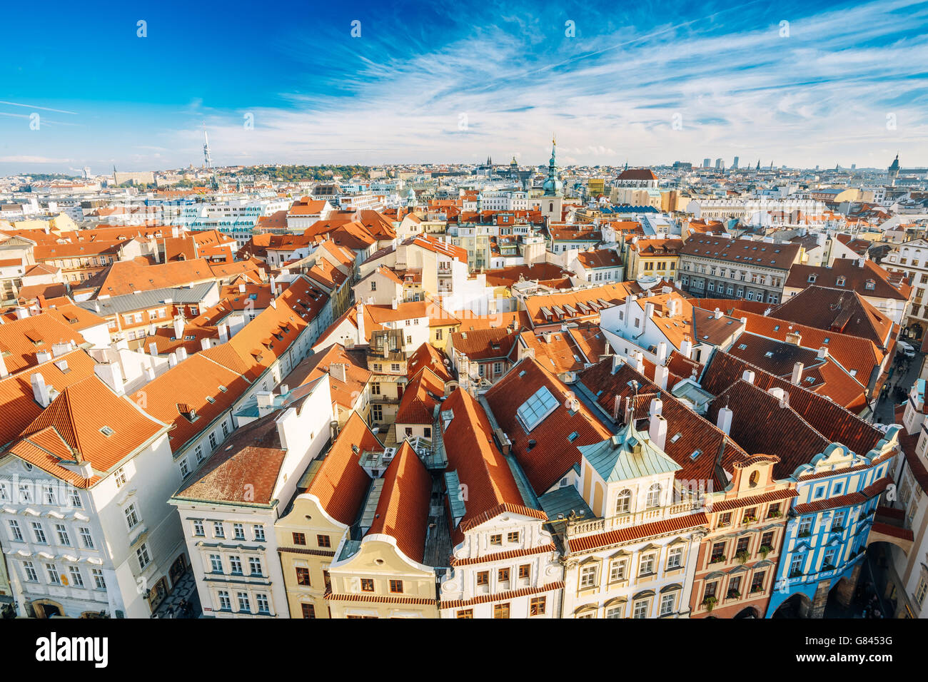 La città di Praga, Repubblica Ceca. Vista dal punto di vista sulla vecchia torre hall. Vecchie case blu sotto il cielo sereno. Foto Stock