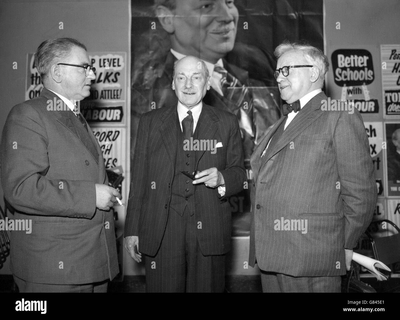 I capi del Partito socialista Morgan Phillips, Clement Attlee e Herbert Morrison si trovano di fronte a un poster della campagna alla Transport House mentre discutono della sconfitta del lavoro nelle elezioni generali. Foto Stock