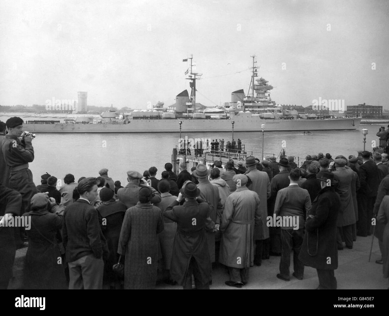 Politica - leader sovietico Maresciallo Nikolai Bulganin e Nikita Krushchev visitare Londra - Portsmouth Foto Stock