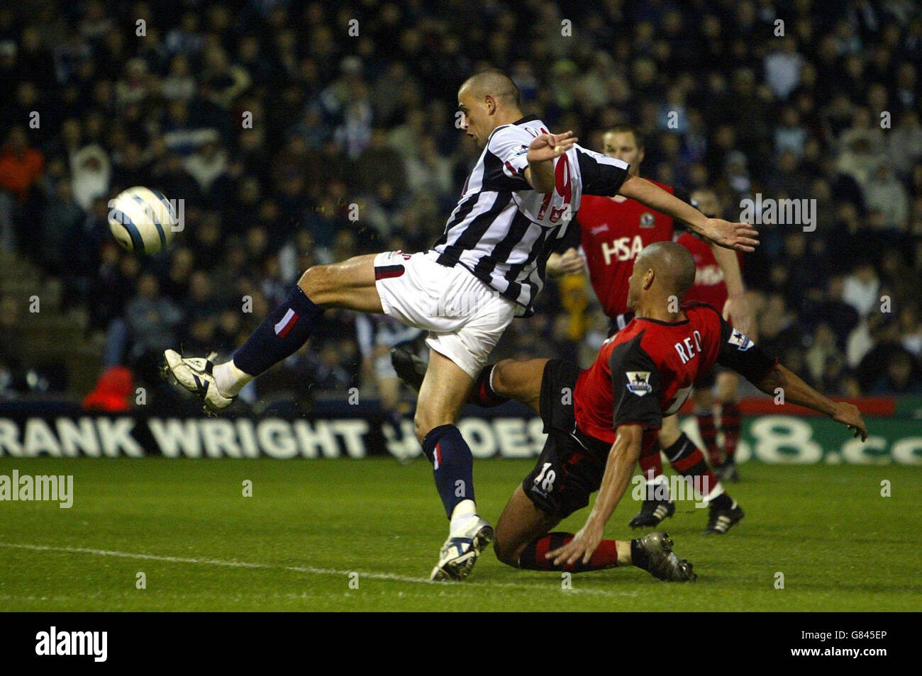 Calcio - fa Barclays Premiership - West Bromwich Albion v Blackburn Rovers - The Hawthorns. West Bromwich Albion's Neil Clement (L) vede il suo colpo spalancare durante il pareggio del 1-1 con Blackburn Rovers. Foto Stock
