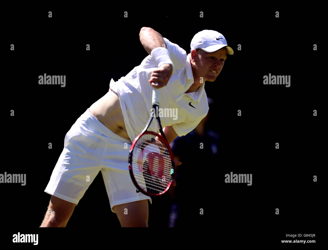 Kyle Edmund in azione contro Alexandr Dolgopolov durante il secondo giorno dei Campionati di Wimbledon all'All England Lawn Tennis and Croquet Club di Wimbledon. Foto Stock