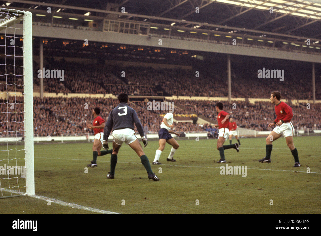 L'Inghilterra attacca l'obiettivo del Portogallo. Roger Hunt guarda la palla passare sotto di lui. Il portiere portoghese è Jose Pereira. Foto Stock