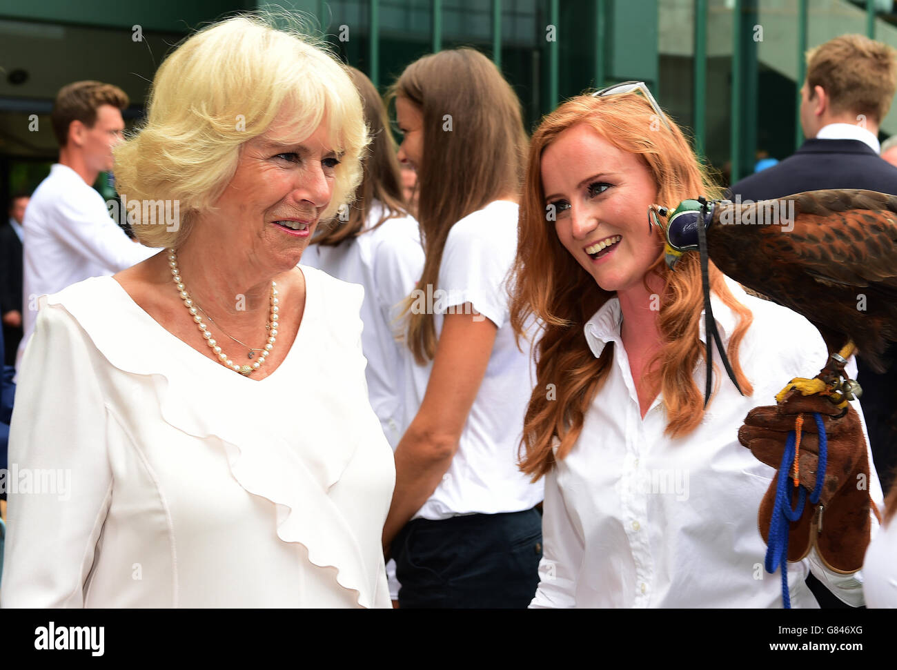 La Duchessa di Cornovaglia incontra Imogen Davis (a destra) e Hawk Rufus durante una visita ai campionati di tennis del Lawn all'All England Lawn Tennis Club di Wimbledon a Londra. Foto Stock