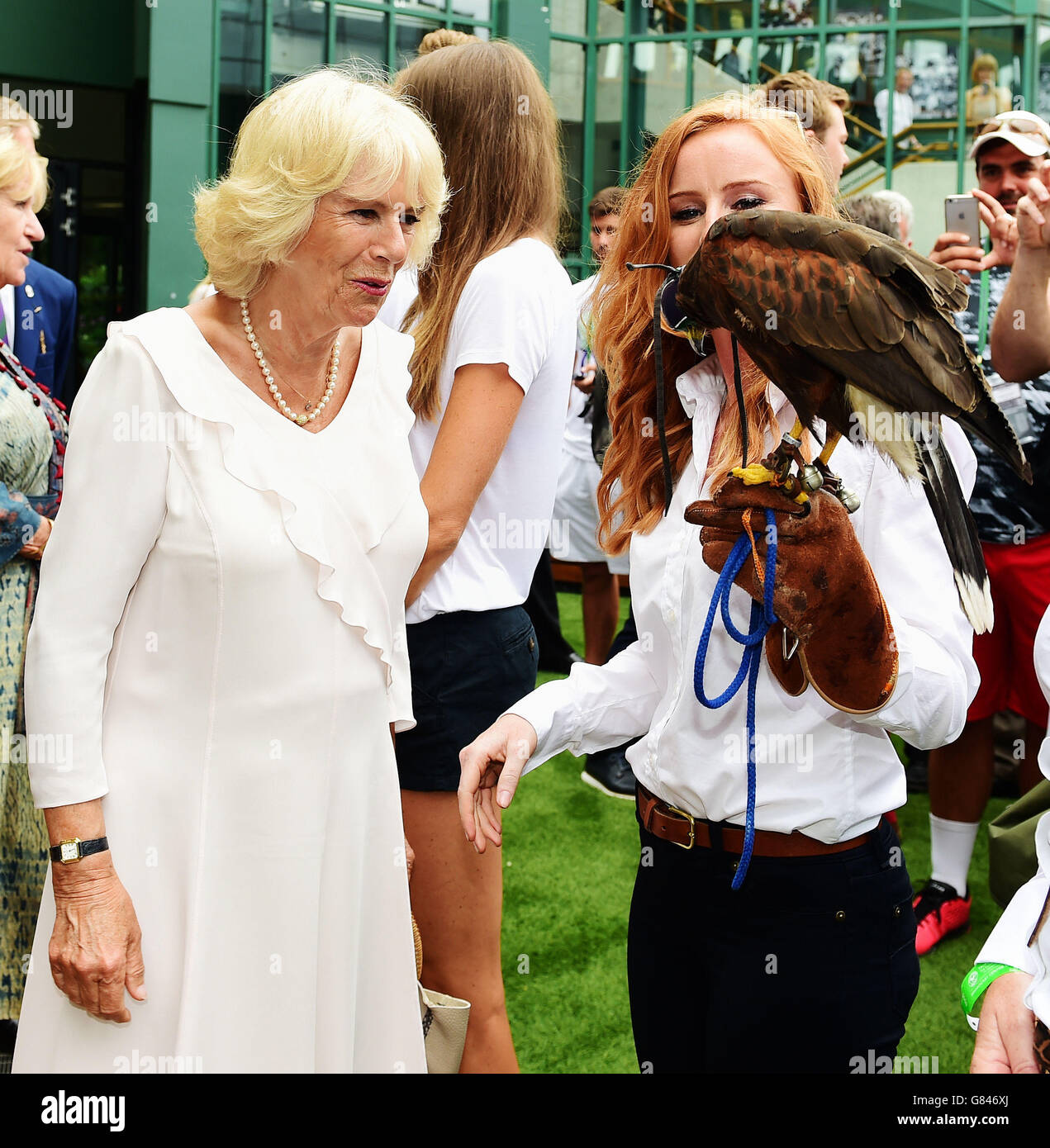 La Duchessa di Cornovaglia incontra Imogen Davis (a destra) e Hawk Rufus durante una visita ai campionati di tennis del Lawn all'All England Lawn Tennis Club di Wimbledon a Londra. Foto Stock