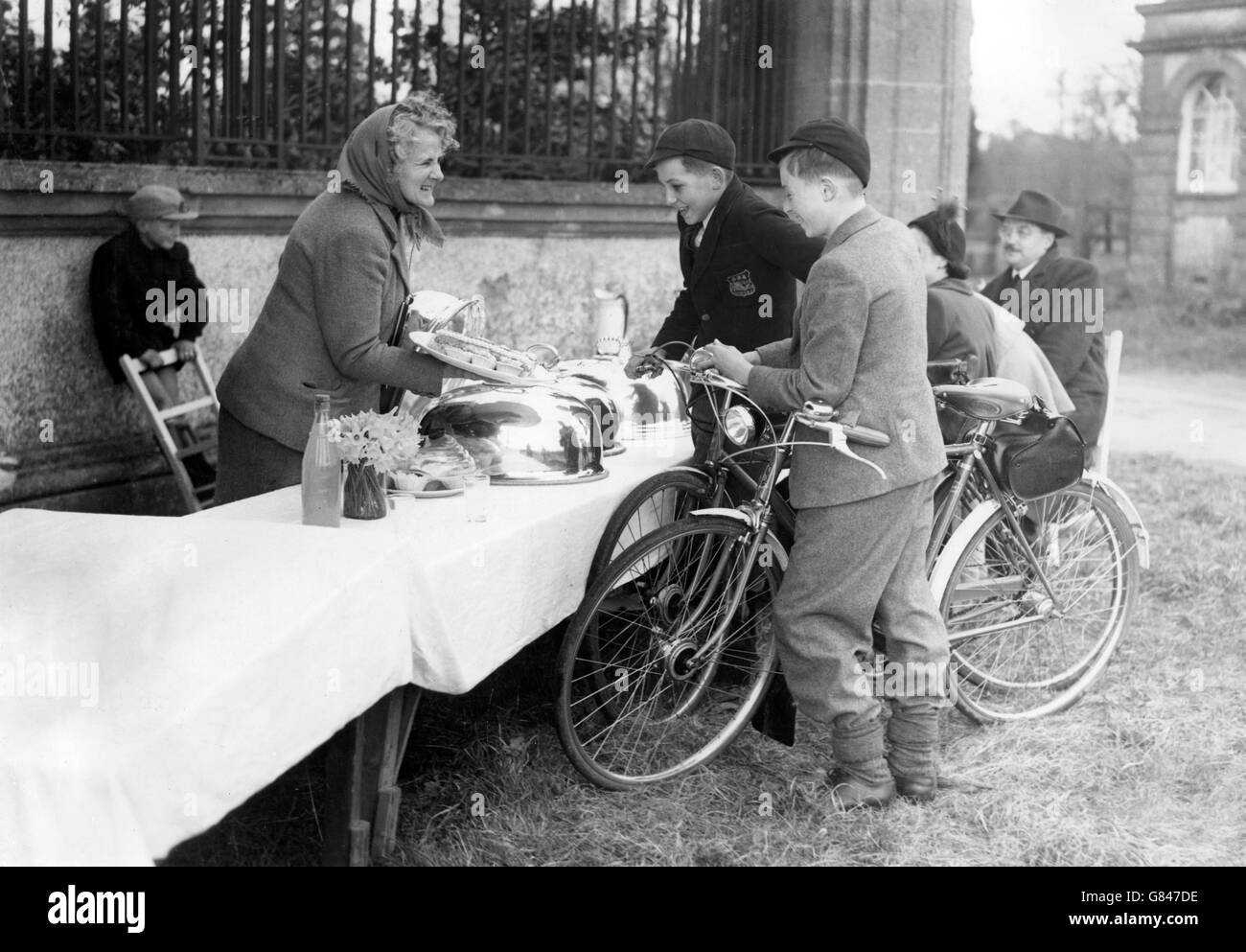 Lady Lees in servizio presso lo snack bar alle porte della Manor House, Lytchett Minster a Poole, Dorset. Due scolari locali stanno comprando alcune merci (l-r) Richard Bartlett, 12, e David Hall, 14. Foto Stock