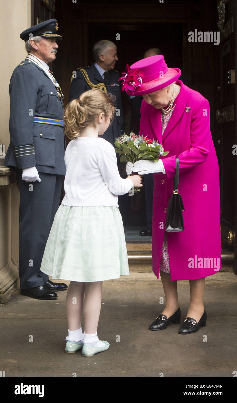 La regina Elisabetta II riceve una poia di fiori da Charlotte Murphy durante una visita al quartier generale della Royal AuxAux Air Force's (RAuxAF) 603 Squadron a Edimburgo. Foto Stock