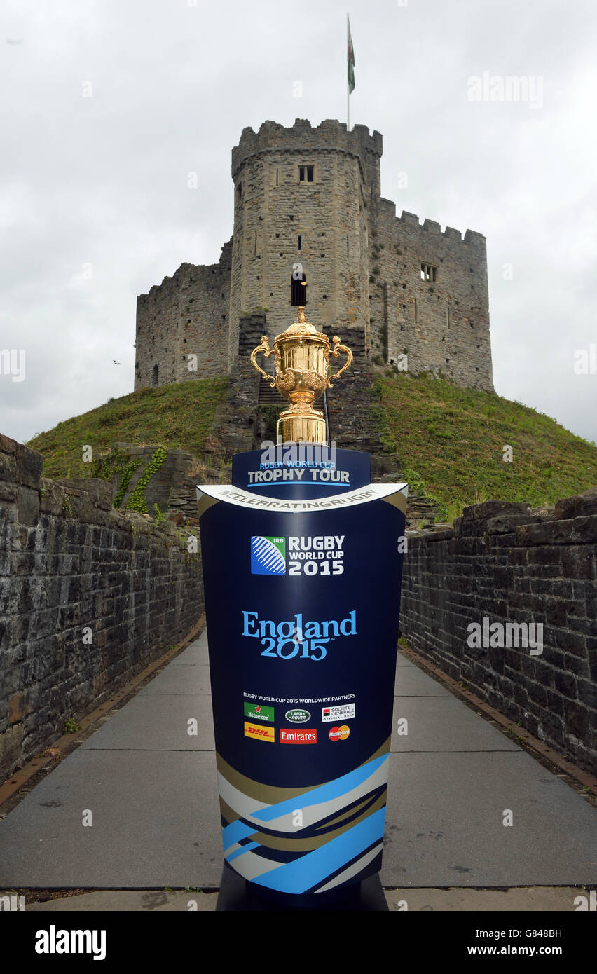 La Webb Ellis Cup visita il castello di Cardiff come parte del tour di 100 giorni del Rugby World Cup Trophy di Regno Unito e Irlanda. Foto Stock