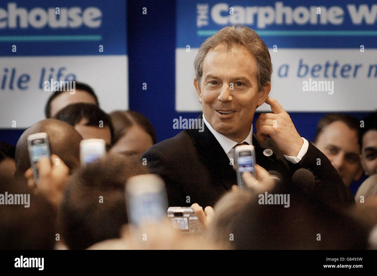I membri del personale utilizzano i telefoni cellulari per scattare foto del primo ministro Tony Blair. Foto Stock