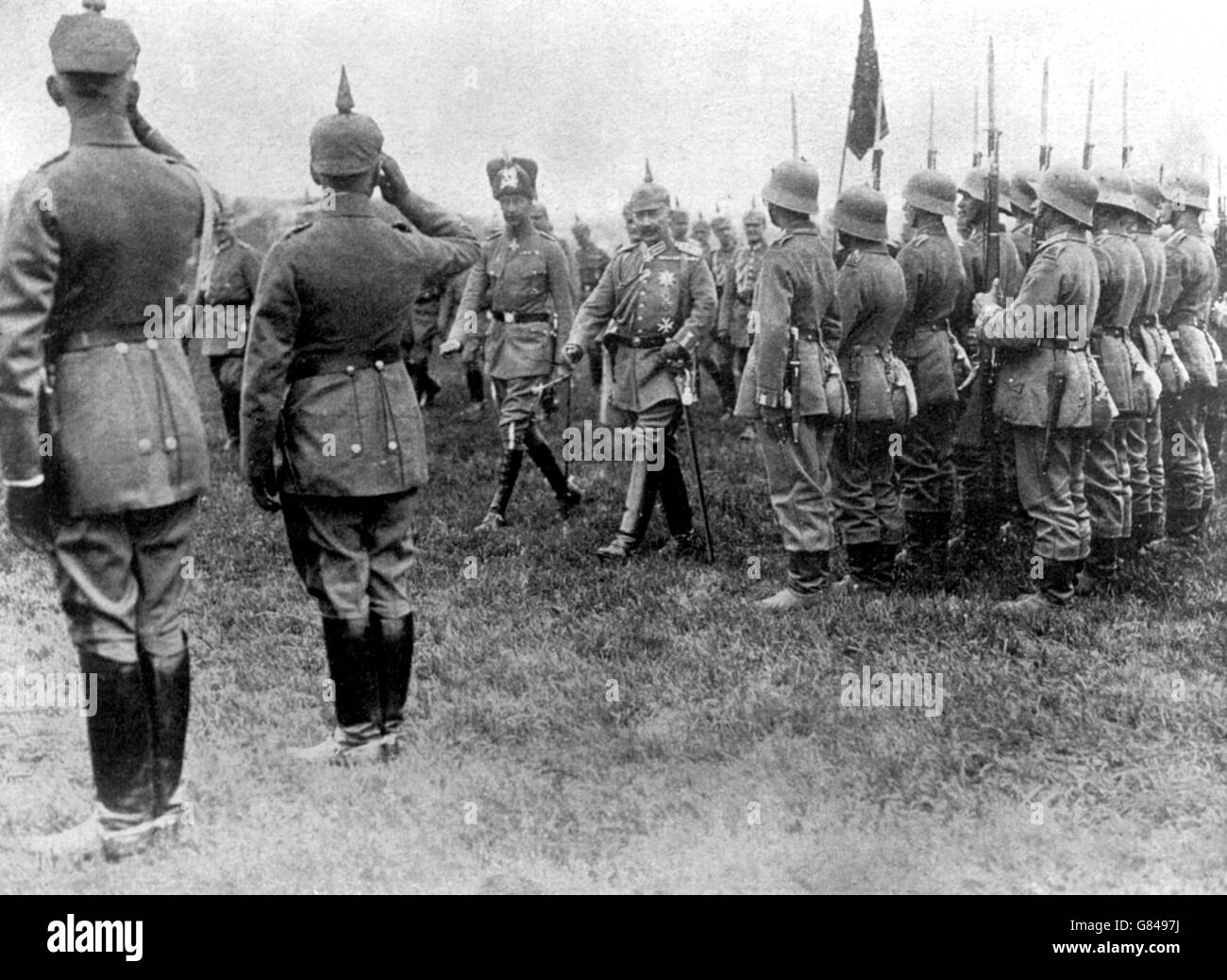 Kaiser Wilhelm II e il principe ereditario Wilhelm ispezionano le truppe sulla parte anteriore Foto Stock