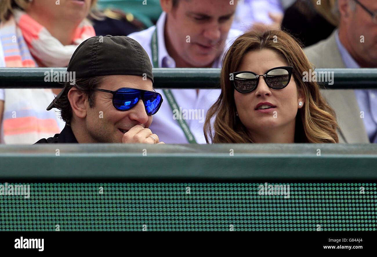 Bradley Cooper e Mirka Federer guardano la partita tra Gilles Simon e Roger Federer sul campo uno durante il 9° giorno dei Campionati di Wimbledon presso l'All England Lawn Tennis and Croquet Club di Wimbledon. Foto Stock