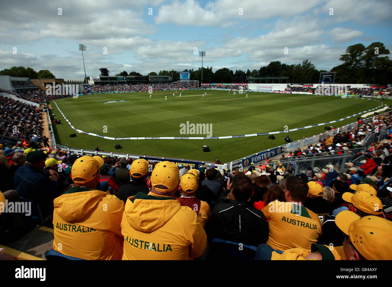 Cricket - First Investec Ashes Test - Inghilterra / Australia - Day One - SWALEC Stadium. I fan australiani assistano al primo Investec Ashes Test allo SWALEC Stadium di Cardiff. Foto Stock