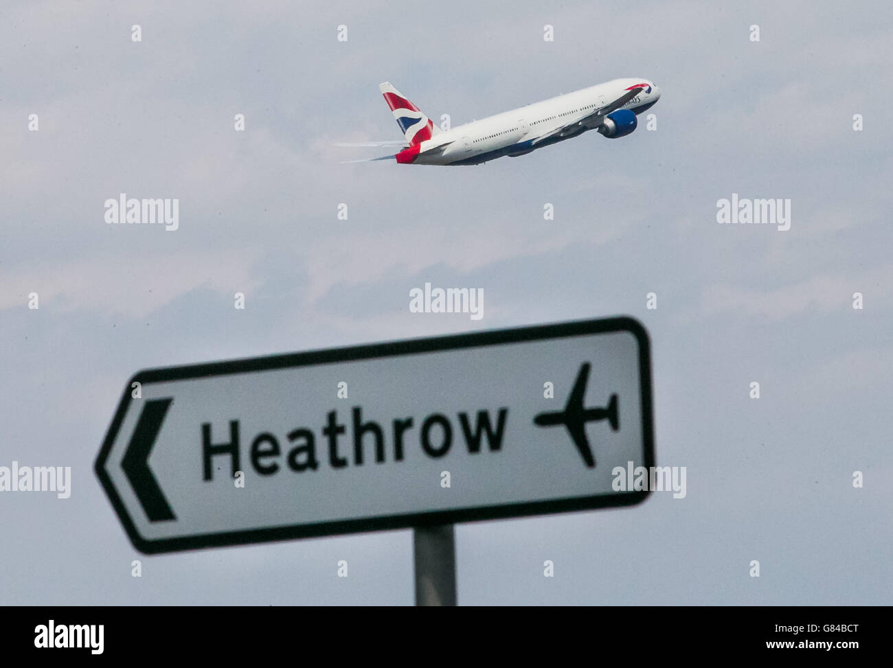 Un aereo della British Airways decolli dall'aeroporto di Heathrow. Un acceso dibattito sulle capacità aeroportuali sta imperversa dopo che un rapporto atteso da tempo raccomandava di costruire una nuova pista a Heathrow piuttosto che a Gatwick. Foto Stock