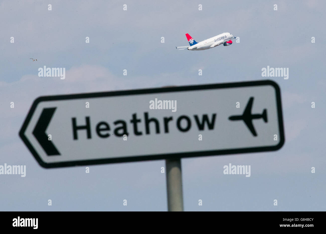 Un aereo Air Serbia decolli all'aeroporto di Heathrow. Un acceso dibattito sulle capacità aeroportuali sta imperversa dopo che un rapporto atteso da tempo raccomandava di costruire una nuova pista a Heathrow piuttosto che a Gatwick. Foto Stock