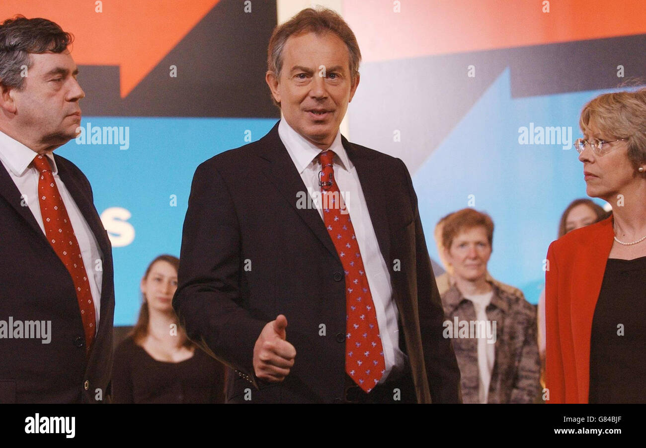 Il primo Ministro britannico Tony Blair (al centro) con il Cancelliere Gordon Brown e il Segretario per il Commercio e l'industria Patricia Hewitt durante la presentazione dell'ultimo poster della campagna del partito laburista. Foto Stock