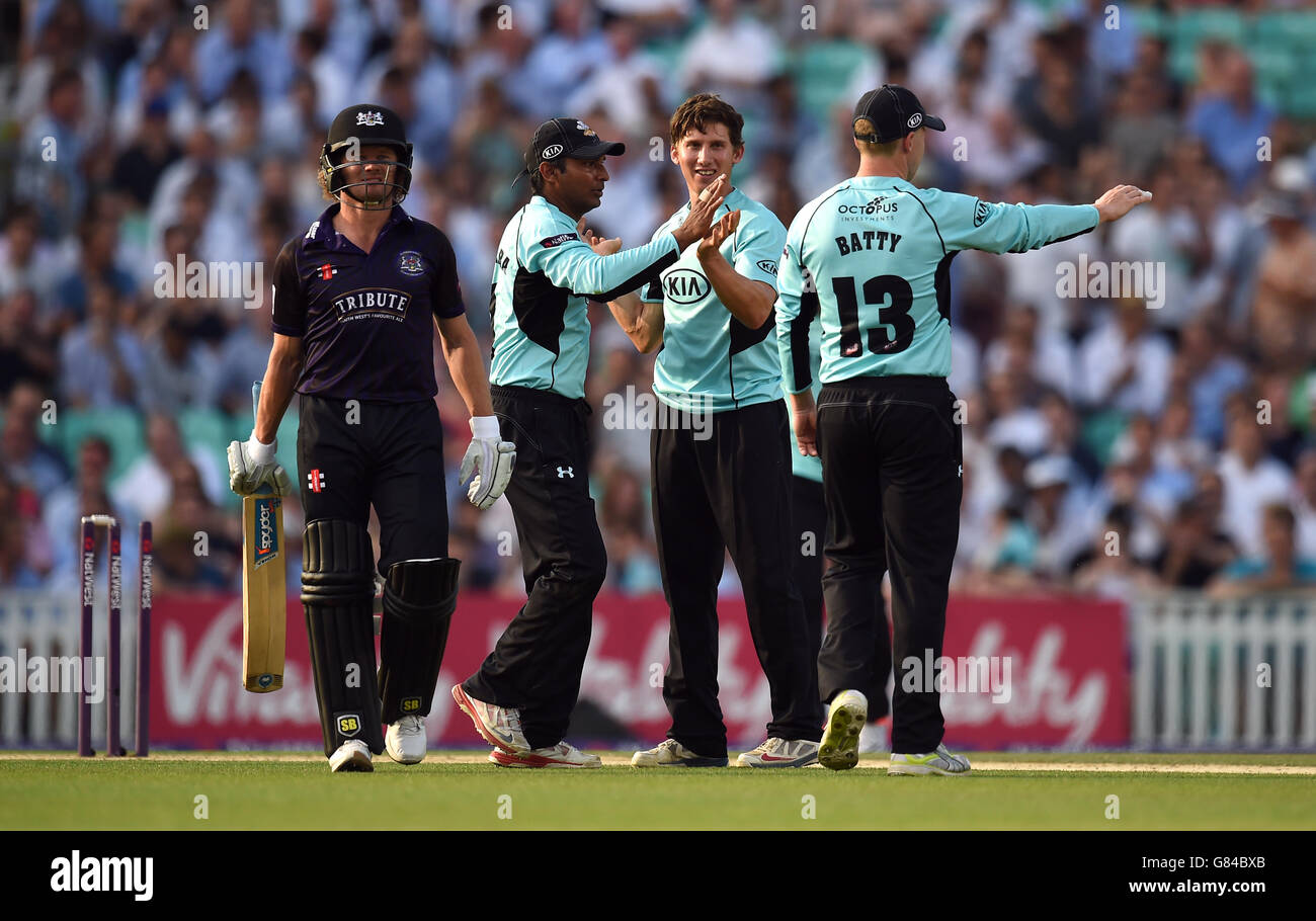 Cricket - NatWest t20 Blast - Southern Division - Surrey / Gloucestershire - Kia Oval. Zafar Ansari di Surrrey (3° a destra) festeggia con i suoi compagni di squadra dopo aver preso il cazzo di Hamish Marshall di Gloucestershire (a sinistra) Foto Stock