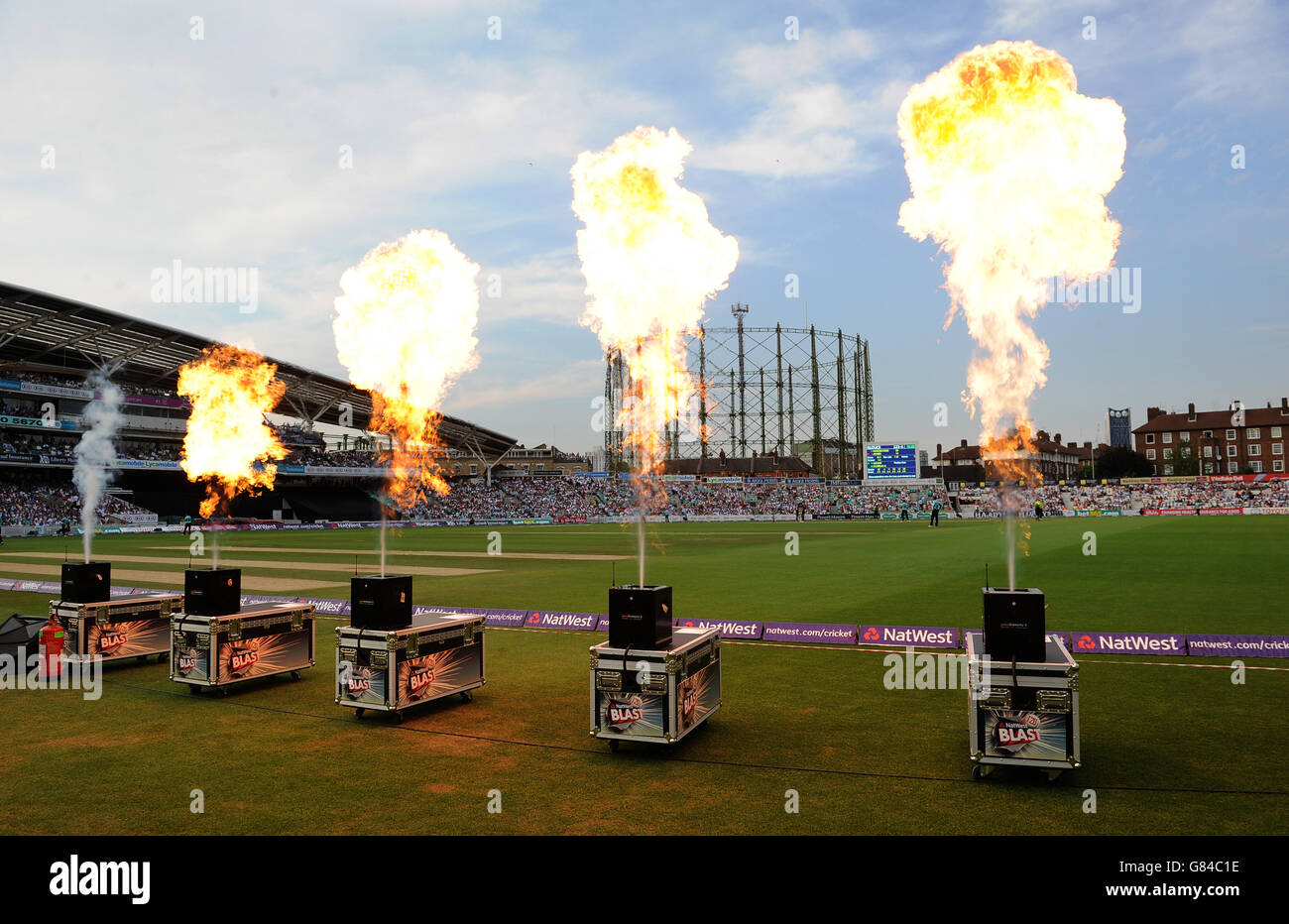 Le fiamme vengono lasciate fuori dopo che un confine è segnato durante La partita tra Surrey e Gloucestershire al Kia Oval Foto Stock