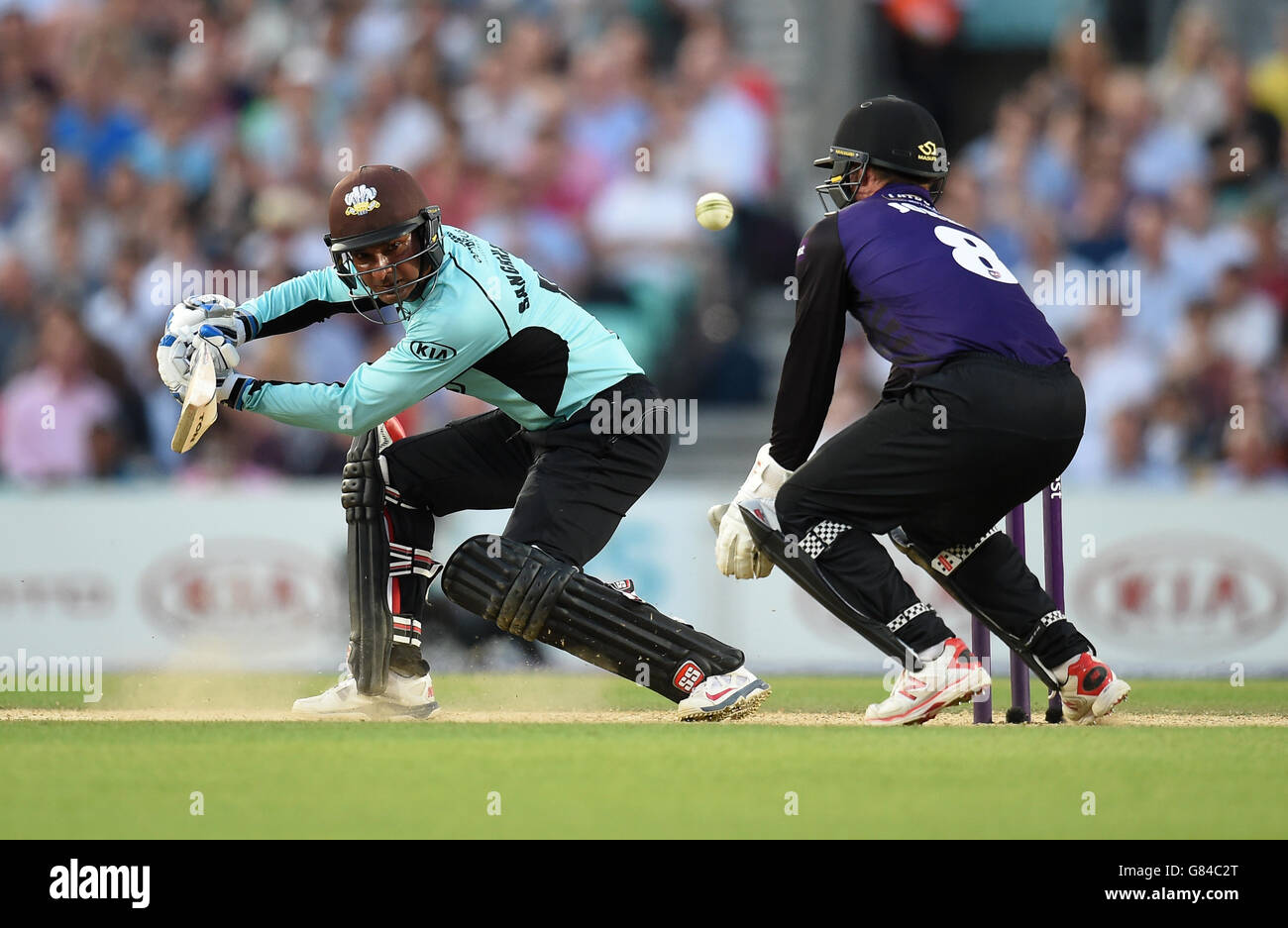 Cricket - NatWest t20 Blast - Southern Division - Surrey / Gloucestershire - Kia Oval. Geraint Jones (a destra), guardiano del gloucestershire, guarda come Kumar Sangakkara (a sinistra) di Surrey colpisce fuori Foto Stock