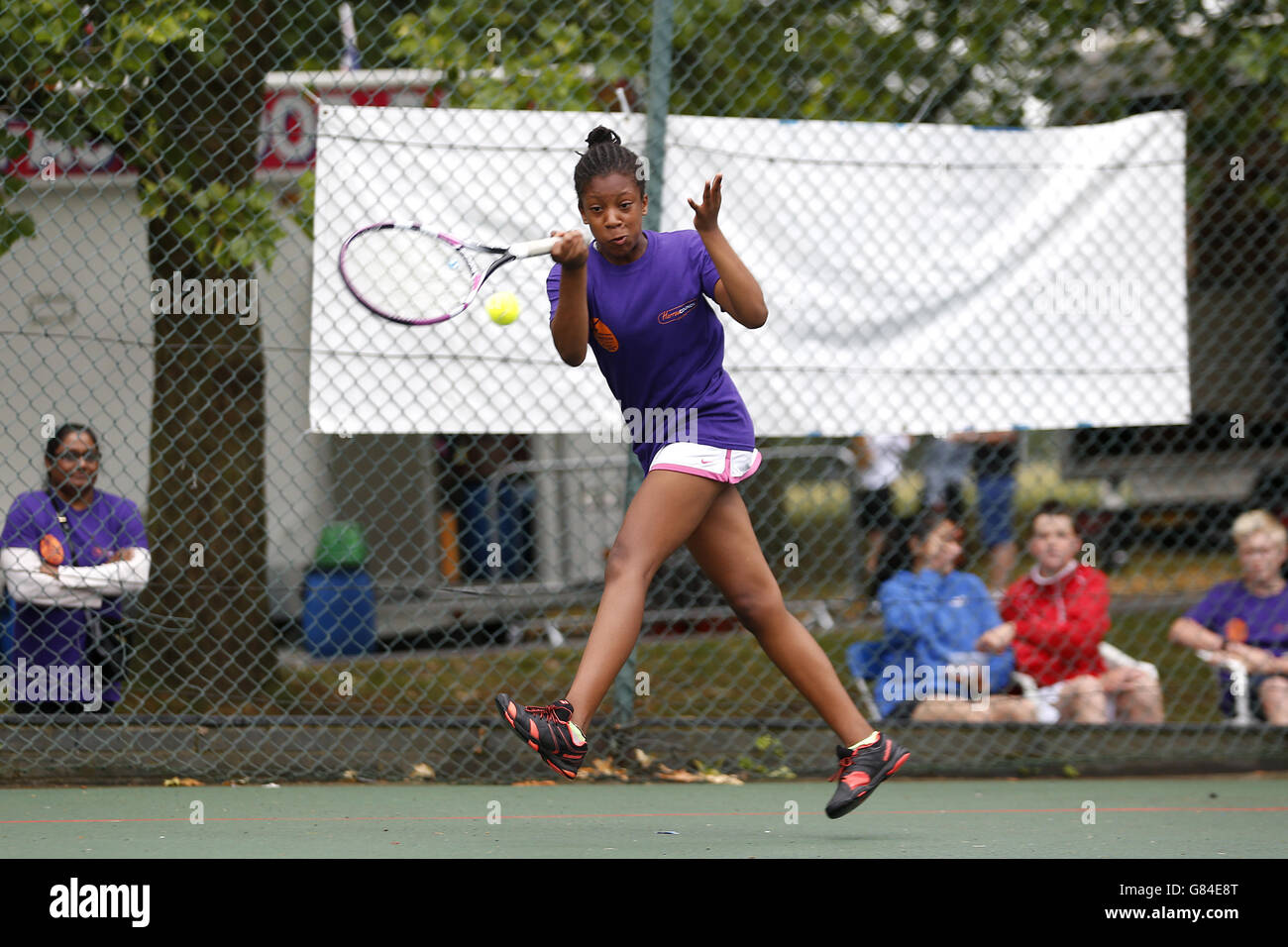 Concorrenti in azione durante l'evento Tennis a Londra Giochi per giovani Foto Stock