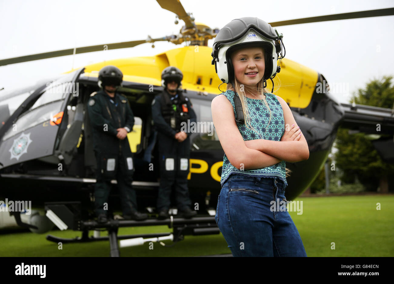 Alanna Casement, 12 anni, da Annacloy, Co Down, dopo aver incontrato i paramedici e gli ufficiali di polizia che hanno contribuito a salvare la sua vita dopo aver rotto una gamba arteria in un incidente di bicicletta freak a Castlewellan parco forestale lo scorso luglio. Foto Stock