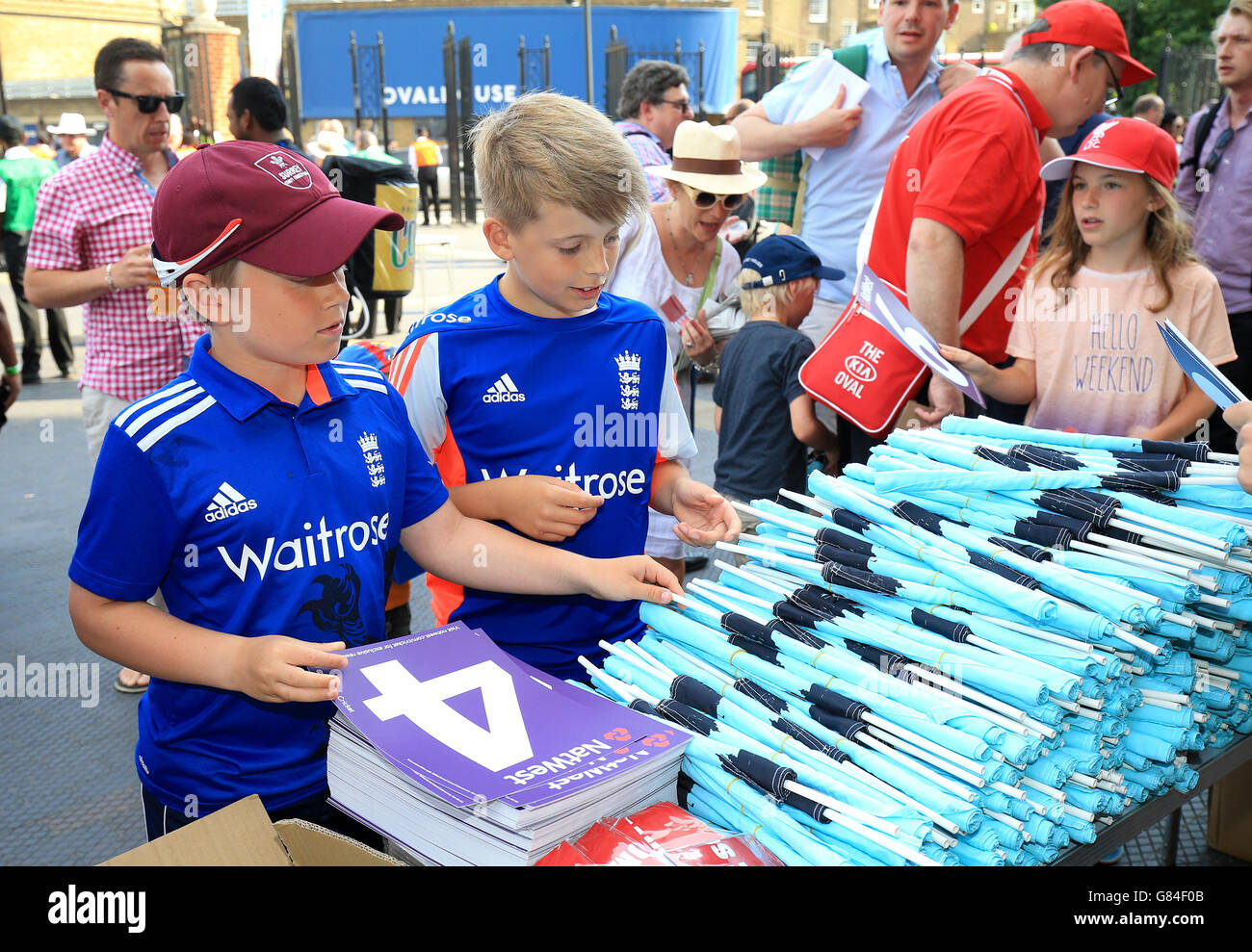 Cricket - NatWest t20 Blast - Southern Division - Surrey / Middlesex - Kia Oval. I fan di Surrey raccolgono bandiere gratuite, clappers, schede punteggio e altri articoli per supportare il loro team. Foto Stock