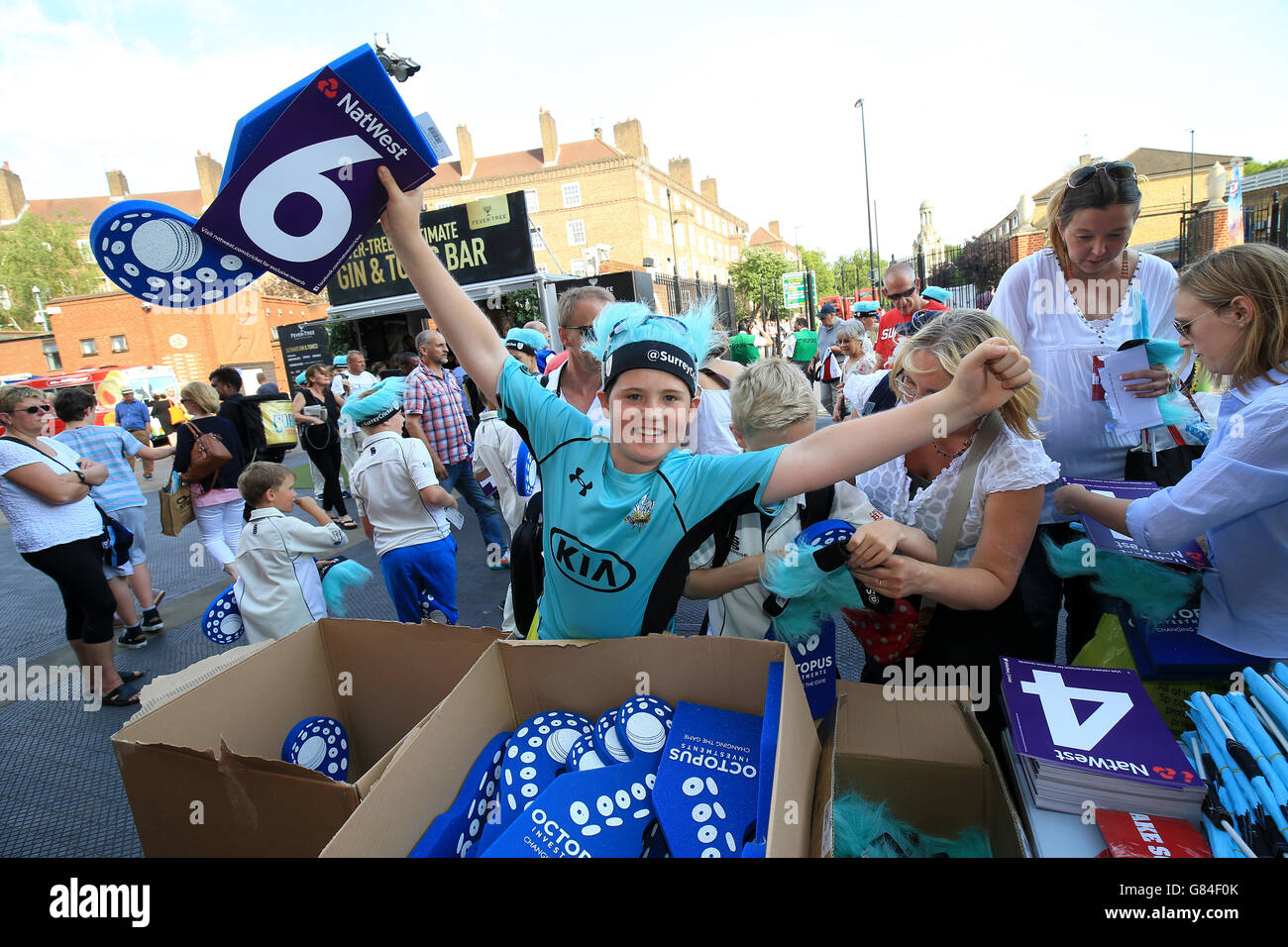 Cricket - NatWest t20 Blast - Southern Division - Surrey / Middlesex - Kia Oval. I fan di Surrey raccolgono bandiere gratuite, clappers, schede punteggio e altri articoli per supportare il loro team. Foto Stock
