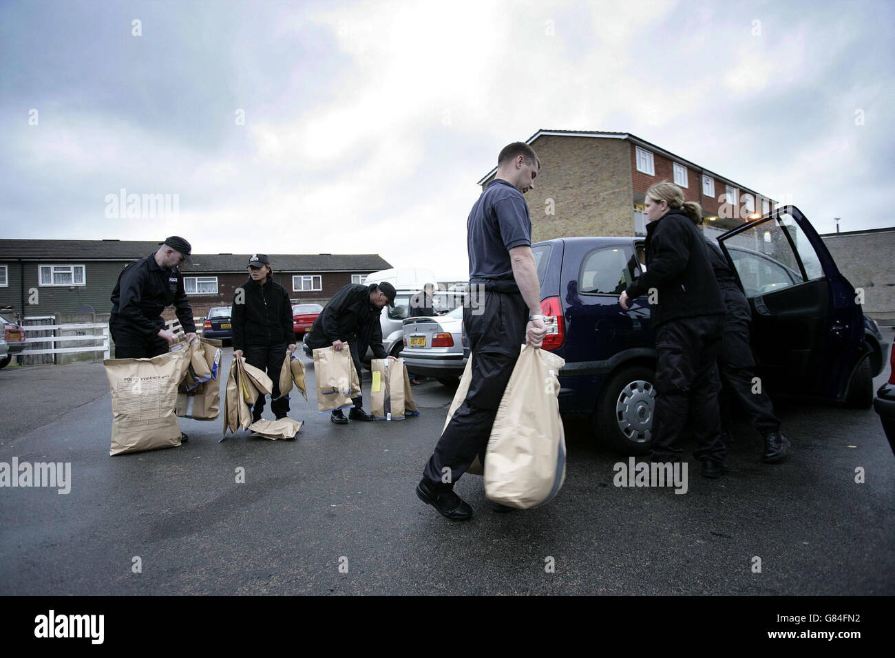 Le squadre di polizia lasciano una casa a Croydon, mentre interrogavano un uomo sul tentato omicidio di Abigail Witchalls, che è stato pugnalato al collo davanti al suo figlio di 21 mesi in Surrey. L'uomo di 25 anni è stato arrestato nella stazione di polizia di Croydon ieri sera dalla polizia metropolitana su richiesta dei detective in Surrey che avevano passato il suo nome alle forze vicine. Foto Stock