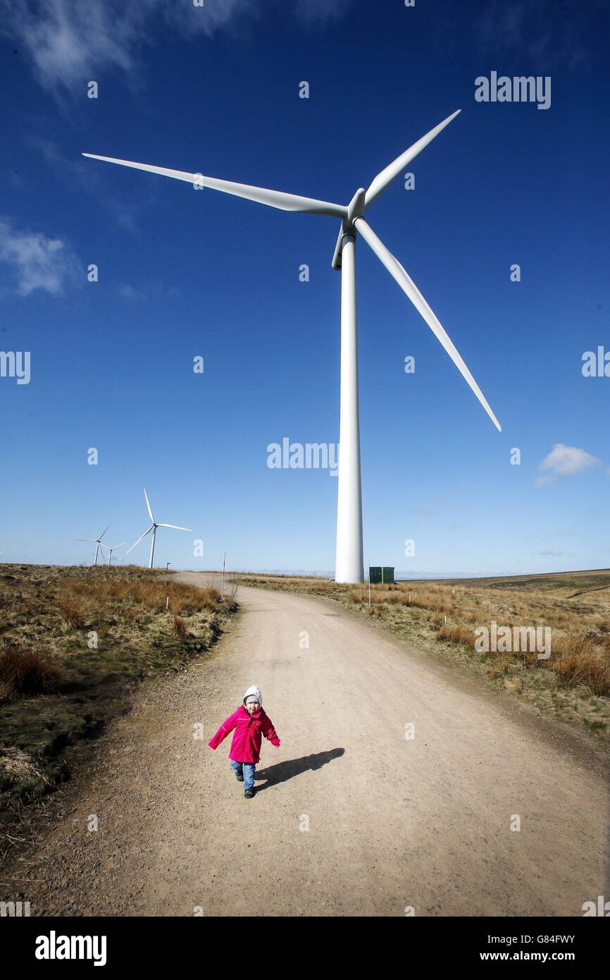 Un bambino alla Whitelee Windfarm nella Renfrewshire orientale, la più grande fattoria eolica onshore del Regno Unito, come ha detto il governo scozzese, un vertice di emergenza convocato sulla scia della decisione di Westminster di eliminare un regime di sovvenzioni per le centrali eoliche onshore è stato assistito da più di 200 persone. Foto Stock