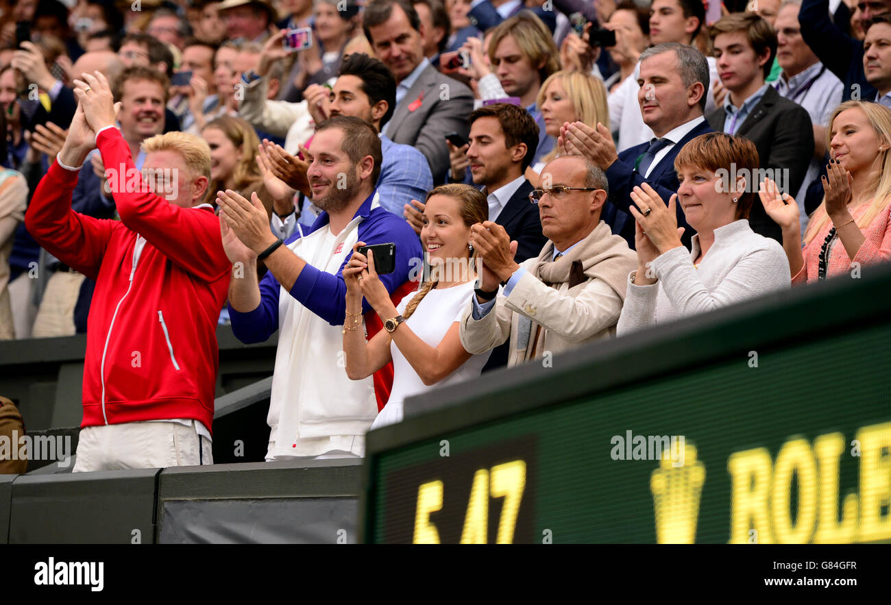 Boris Becker (a sinistra) e Jelena Djokovic (al centro) seguono la finale maschile del tredici° giorno dei Campionati di Wimbledon presso l'All England Lawn Tennis and Croquet Club di Wimbledon. Foto Stock
