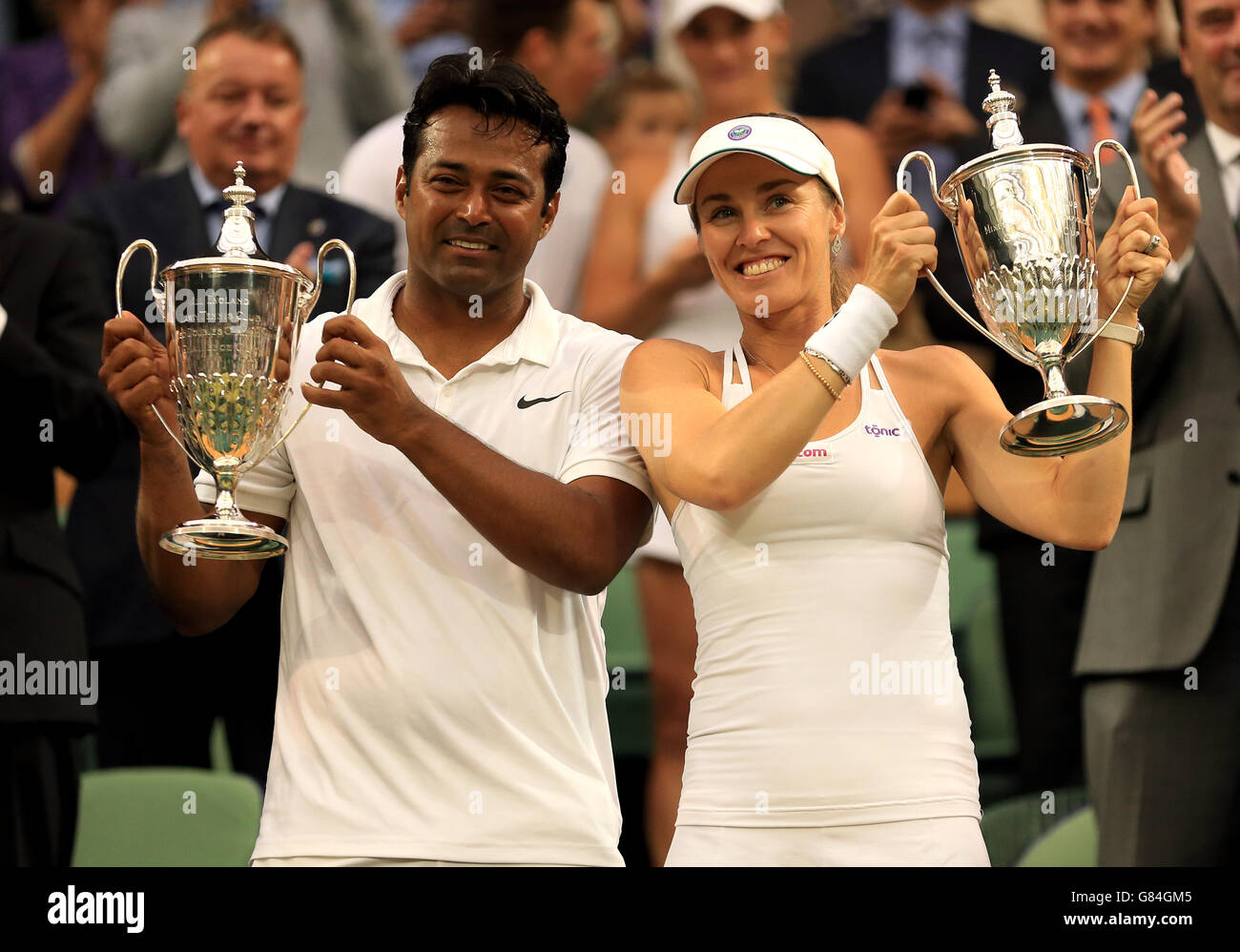 Martina Hingis e Leander Paes posano con il loro trofeo per le doppie miste il giorno tredici dei campionati di Wimbledon all'All England Lawn Tennis and Croquet Club, Wimbledon. Foto Stock