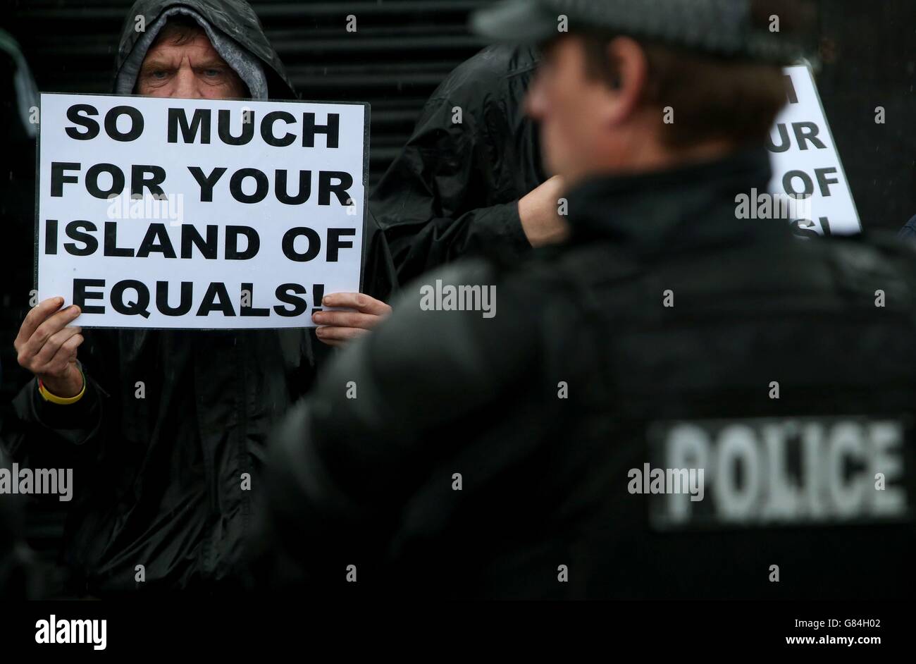 I manifestanti nazionalisti sono seguiti dalla polizia in vista di una sfilata di Orange Order su Crumlin Road, Belfast, adiacente al quartiere nazionalista di Ardoyne, come parte delle celebrazioni annuali del dodicesimo luglio, che segnano la vittoria di Re Guglielmo III su Giacomo II alla Battaglia del Boyne nel 1690. Foto Stock