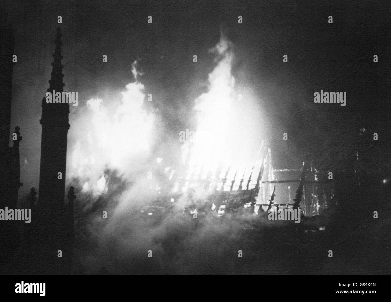 Il tetto del transetto Sud di York Minster si abbaura all'altezza del fuoco. Più di 140 vigili del fuoco hanno combattuto per più di tre ore per salvare la torre centrale. *solo UK Provs Foto Stock