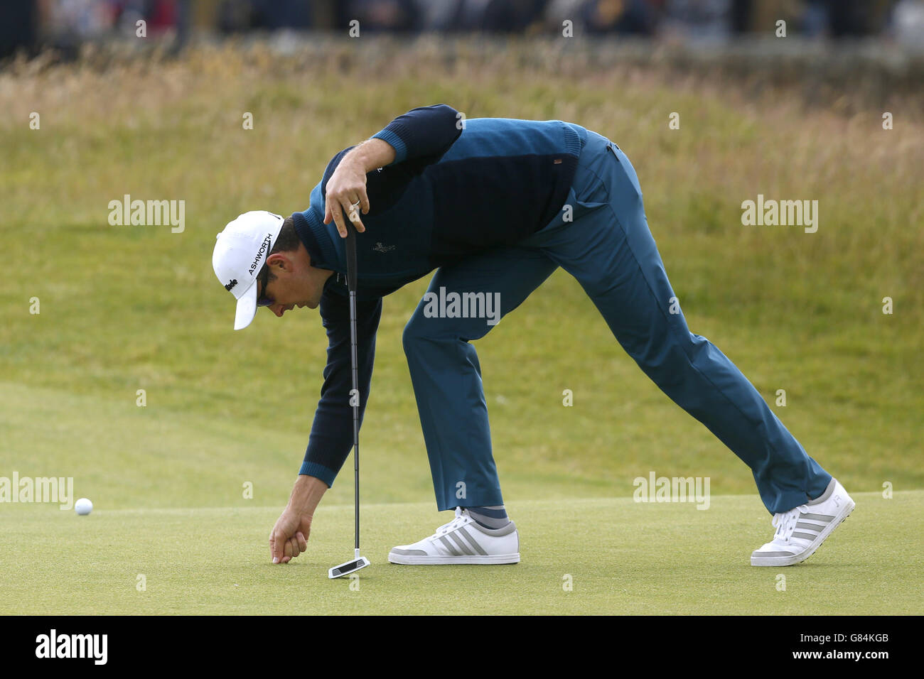 Justin Rose, in Inghilterra, ripara un punteggio durante il quarto giorno dell'Open Championship 2015 a St Andrews, Fife. Foto Stock