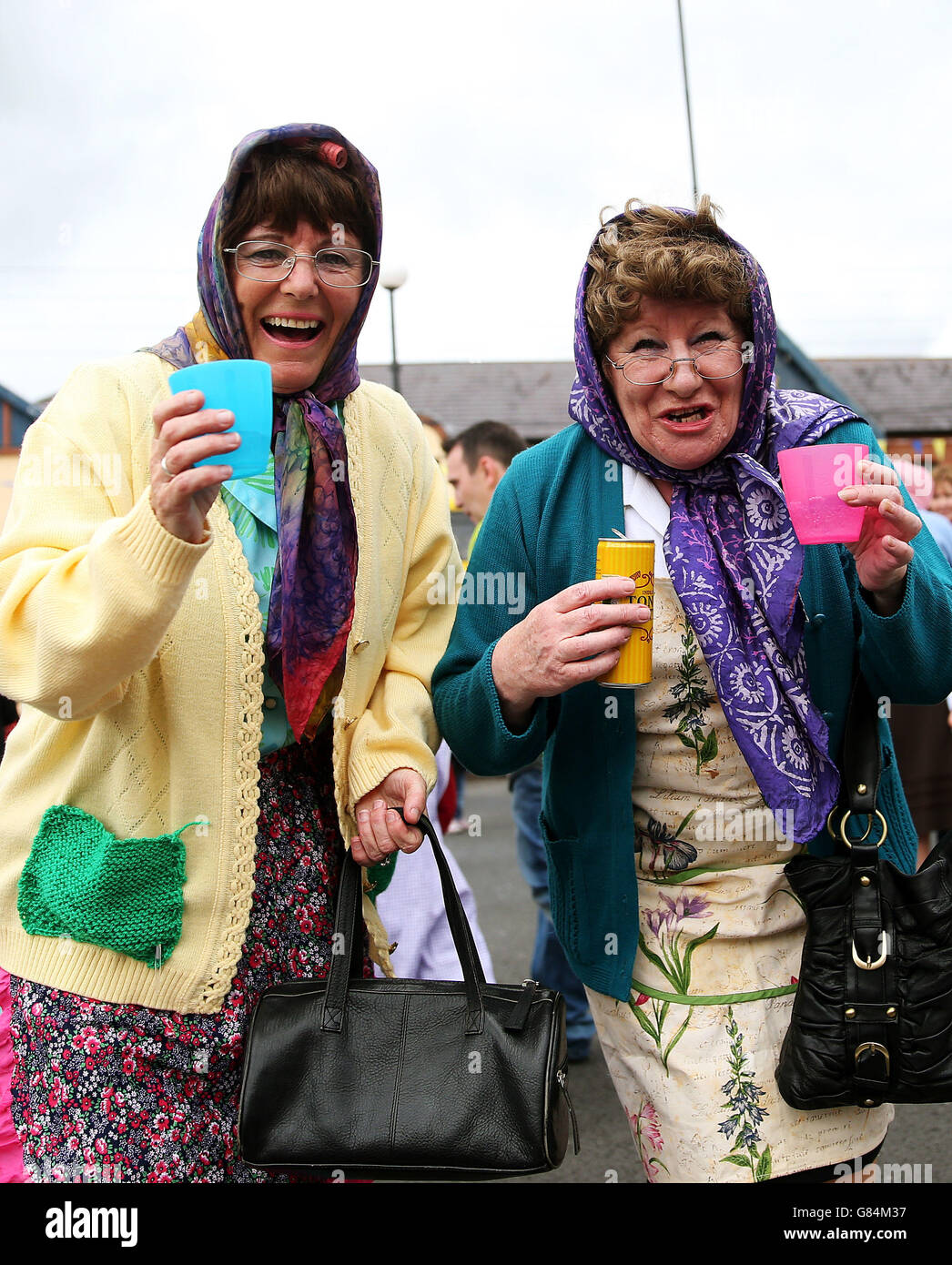 Foto STANDALONE. Le suore Agnes Brown (vero nome), (a sinistra) e Mary Murphy, di Coolock, prendono parte al tentativo record mondiale della signora Brown per la maggior parte delle persone vestite come Mrs Brown in un posto, durante il Festival di Finglas a Dublino. Foto Stock