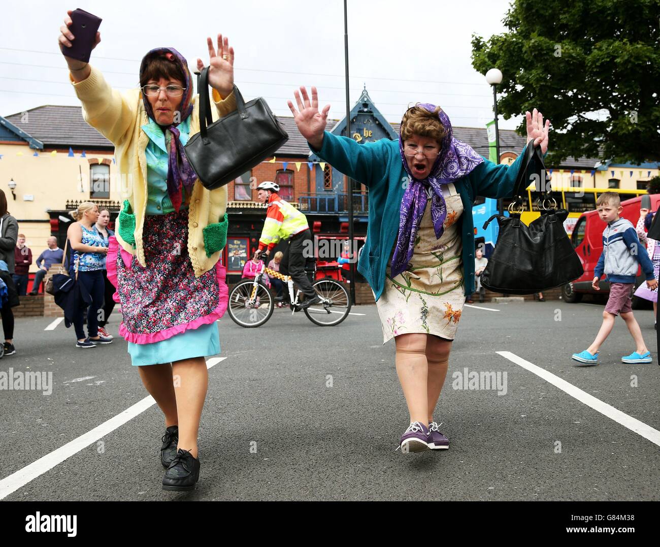 Foto STANDALONE. Le suore Agnes Brown (vero nome), (a sinistra) e Mary Murphy, di Coolock, fanno la 'Hokey Cokey' come partecipano al record mondiale Mrs Brown per la maggior parte delle persone vestite come Mrs Brown in un unico luogo, durante il Festival Finglas a Dublino. Foto Stock