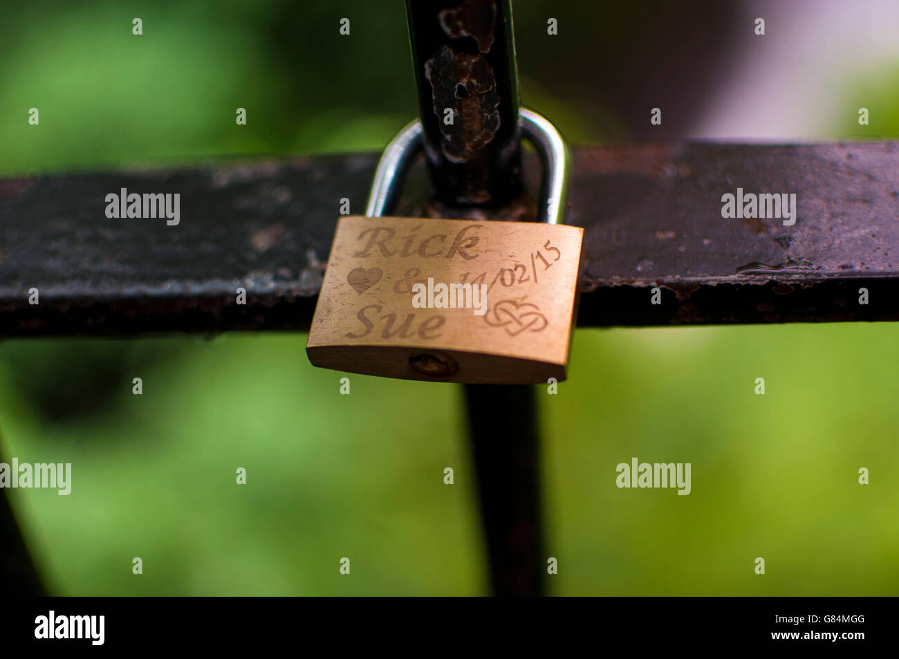 Amore di blocco o amore lucchetto su una recinzione metallica. Foto Stock