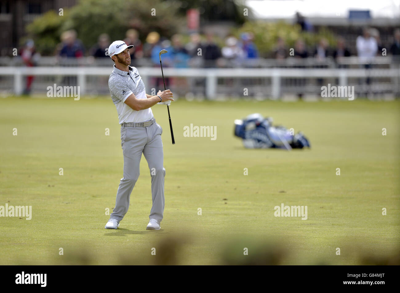 USA's Dustin Johnson in azione sul 1 ° fairway durante il quinto giorno dell'Open Championship 2015 a St Andrews, Fife. Foto Stock