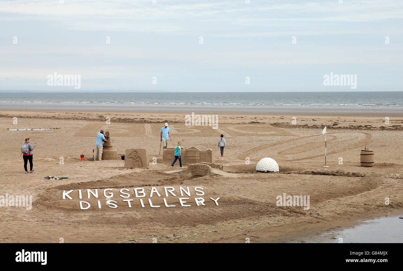 Golf - il Campionato Open 2015 - giorno cinque - St Andrews. Sculture di sabbia a tema Ggolf sulla spiaggia vicino a St Andrews, Fife. Foto Stock