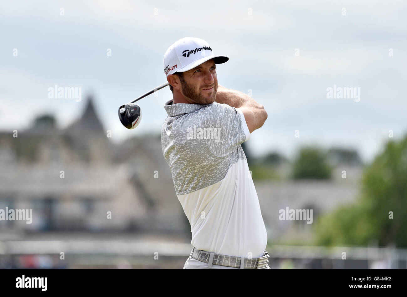USA's Dustin Johnson tee off il 2 ° giorno durante il quinto del campionato aperto 2015 a St Andrews, Fife. Foto Stock